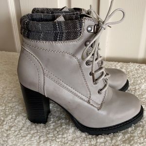 Mojo Moxy Booties with Flannel Cuff, Sz 6